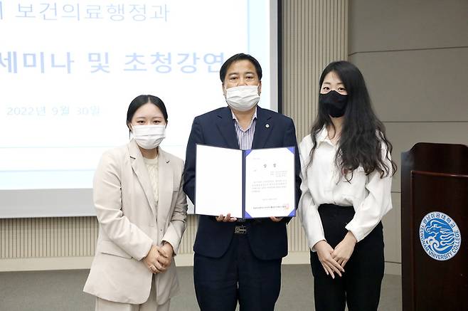 현장실습 발표에서 금상을 수상한 이수민 씨, 최승미 씨와 구백림 총괄이사가 기념사진을 촬영하고 있다. *재판매 및 DB 금지