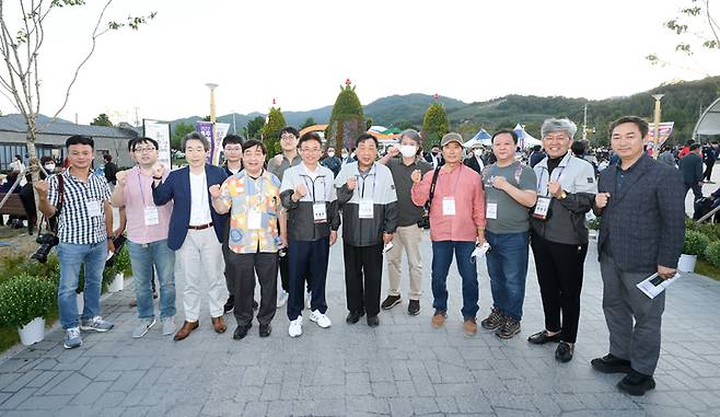 [안동=뉴시스] 외신기자들과 이철우 경북지사, 경북도 관계자들이 지난달 30일 2022 영주세계풍기인삼엑스포 행사장에서 기념사진을 찍고 있다. (사진=경북도 제공) 2022.10.03 *재판매 및 DB 금지