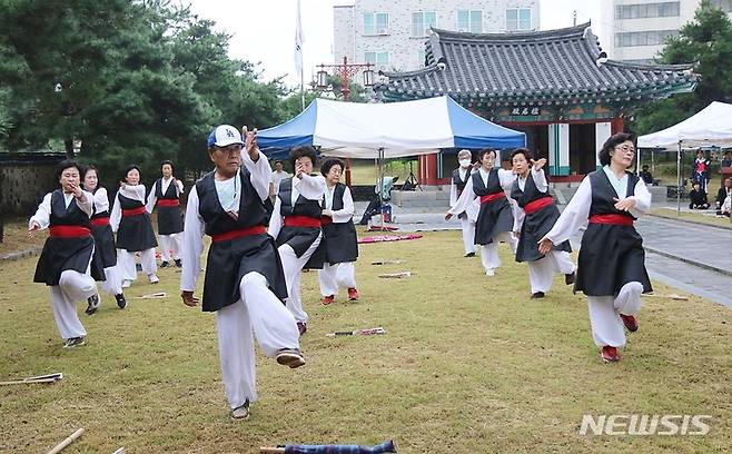 [증평=뉴시스] 강신욱 기자 = 3일 충북 증평단군전에서 봉행된 단기 4355년 개천대제에 앞서 식전행사로 청학택견무가 택견시연을 하고 있다. 2022.10.03. ksw64@newsis.com