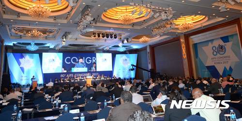 【서울=뉴시스】강종민 기자 = 10일 오전 서울 소공동 롯데호텔에서 열린 2017년 세계체육기자연맹(AIPS) 총회 개회식에서 유승민 IOC 선수위원이 축사를 하고 있다. 2017.05.10. ppkjm@newsis.com