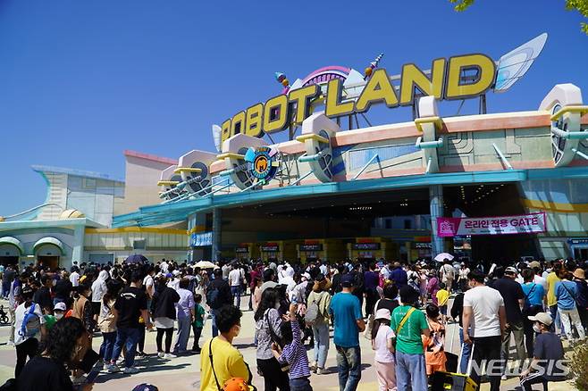 [창원=뉴시스] 홍정명 기자= 지난 2일 경남 창원시 마산합포구 마산로봇랜드 테마파크 입구가 방문객들로 붐비고 있다. 경남마산로봇랜드 측은 이날 1만여 명이 방문했다고 밝혔다. (사진=경남마산로봇랜드 제공)2022.10.03.  photo@newsis.com