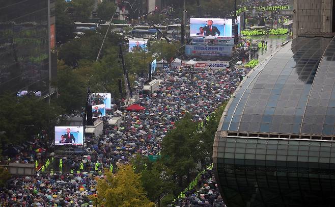 개천절인 3일 오후 서울 종로구 광화문 세종대로 사거리 일대에서 자유통일당 등 보수단체가 집회를 하고 있다. 연합뉴스