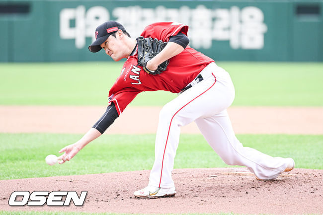 [OSEN=대전, 박준형 기자] 3일 오후 대전 한화생명이글스파크에서 ‘2022 신한은행 SOL KBO리그’ 한화 이글스와 SSG 랜더스의 경기가 진행된다.1회말 SSG 선발투수 박종훈이 역투하고 있다 .  2022.10.03 / soul1014@osen.co.kr