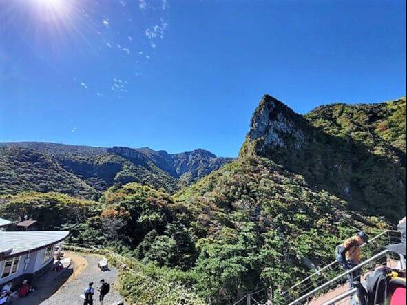 실외 마스크 착용 의무 해제 후 첫 연휴인 1일 한라산에 탐방객 행렬이 이어졌다.&nbsp;한라산국립공원 관음사 코스 해발 1500m 삼각봉 대피소.
