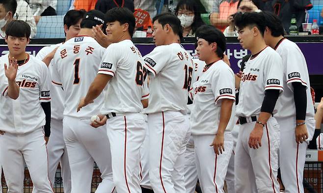 3일 대전 중구 한화생명 이글스파크에서 열린 프로야구 '2022 신한은행 SOL KBO리그' SSG 랜더스와 한화 이글스의 경기에서 문동주가 5회초를&nbsp;무실점으로 막고 마운드를 내려오고 있다. 연합뉴스