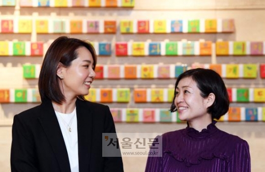 서울 중구 명동의 한 호텔에서 만난 소설가 강화길(왼쪽)과 무라타 사야카가 마주 보며 미소 짓고 있다. 박윤슬 기자