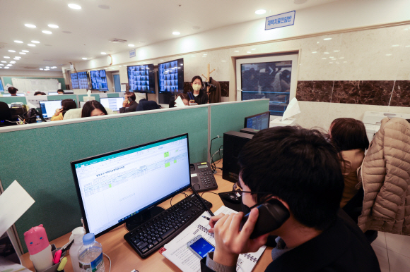 지난해 서울의 한 코로나19 생활치료센터 상담실에서 직원들이 업무를 보고있다.서울신문 DB