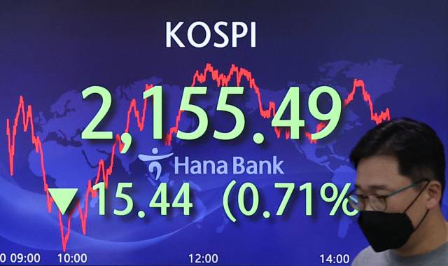 9월 마지막 거래일인 30일 코스피는 전날보다 15.44포인트(0.71%) 내린 2,155.49에 장을 마쳤다. /연합뉴스