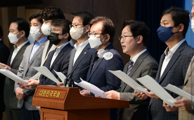 3일 오전 국회소통관에서 더불어민주당 ‘윤석열 정권 정치탄압대책위원회’의 박범계 위원장이 소속 의원들과 함께 최근 감사원의 문재인 전 대통령 서면 조사에 대한 규탄 기자회견을 하고 있다. 권욱 기자