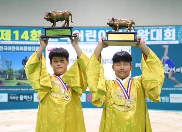 양현우(왼쪽)와 조민서 / 사진=대한씨름협회 제공