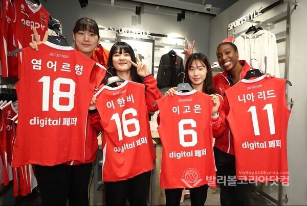 리플리카 든 이한비-이고은-니아 리드, 어르헝.