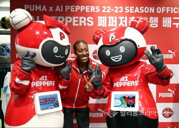 니아 리드, 팀 캐릭터 페퍼룰루와 인증 샷.