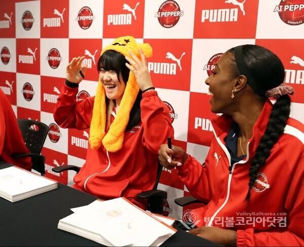 페퍼저축은행 이한비, 팬들이 준 선물을 머리 써 보며 웃는 모습.