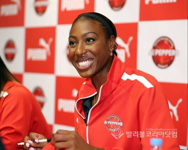 페퍼저축은행 외국인 선수 니아 리드, 팬들과 첫 인사.