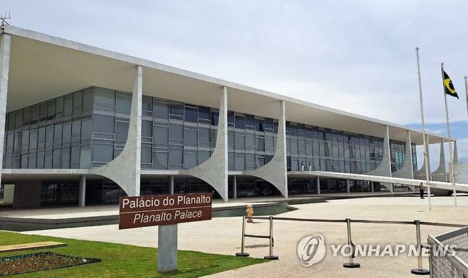 브라질 대통령 집무실 (브라질리아=연합뉴스) 이재림 특파원 = 2일(현지시간) 브라질 수도 브라질리아에 있는 대통령 집무실 앞에 국기가 펄럭이고 있다. 2022.10.3 walden@yna.co.kr