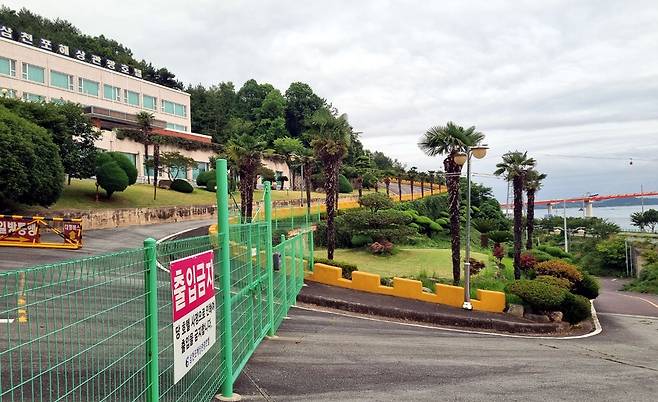 폐업한 '삼천포해상관광호텔' (사천=연합뉴스) 지성호 기자 = 3일 폐업한 채 방치된 '삼천포해상관광호텔' 정문. 2022.10.3 shchi@yna.co.kr(끝)