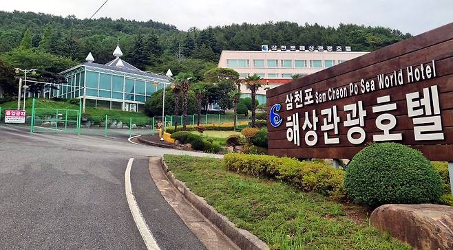 폐업해 방치된 '삼천포해상관광호텔' (사천=연합뉴스) 지성호 기자 = 3일 폐업한채 방치된 '삼천포해상관광호텔' 정문. 2022.10.3 shchi@yna.co.kr(끝)