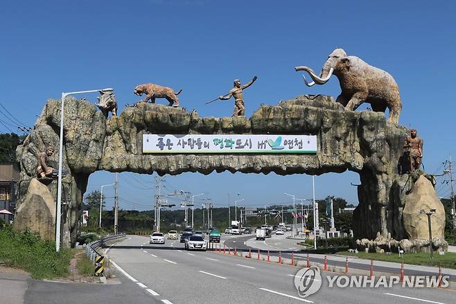 경기 연천군 경기 연천군 전곡읍 3번 국도 구석기 조형물 [촬영 임병식]