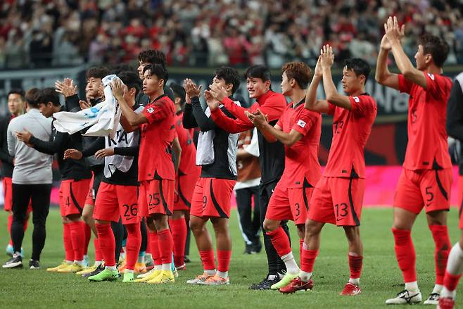 27일 오후 서울 마포구 서울월드컵경기장에서 열린 한국 대 카메룬 축구 대표팀의 평가전에서 1-0으로 승리한 한국 선수들이 관중을 향해 인사하고 있다. (사진=연합뉴스)