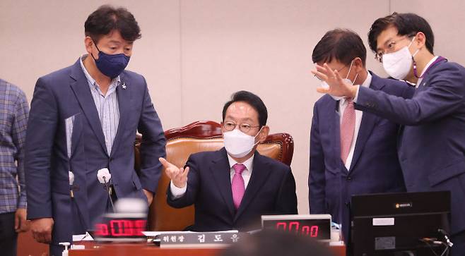 4일 서울 여의도 국회에서 열린 대법원 등에 대한 법제사법위원회 국정감사에서 김도읍 법사위원장과 정점식 국민의힘 간사, 기동민 더불어민주당 간사(왼쪽), 조정훈 시대전환 대표(오른쪽)가 대화하고 있다.(사진=뉴스1)