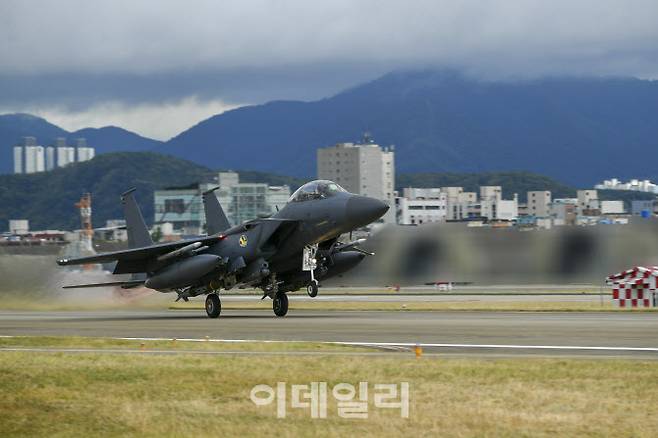4일 공군 제11전투비행단에서 한미 연합 공격 편대군 훈련을 위해 F-15K 전투기가 이륙하고 있다. (사진=합참)