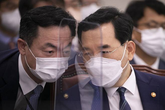 이창양 산업통상자원부 장관이 4일 오전 서울 여의도 국회에서 열린 산업통상자원중소벤처기업위원회 국정감사에서 관계자와 대화하고 있다. (사진=국회사진기자단)