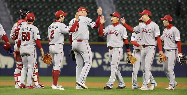 SSG 랜더스가 프로야구 출범 40주년을 맞은 2022년, 역대 최초로 정규리그 개막일부터 종료일까지 시즌 내내 1위를 질주하는 신화를 창조하고 한국시리즈(KS·7전 4승제)에 직행했다. 2위 LG 트윈스가 4일 서울 잠실구장에서 열린 2022 신한은행 SOL KBO리그 홈경기에서 5위 KIA 타이거즈에 3-8로 패하면서 이날 경기가 없던 SSG는 앉아서 매직 넘버 1을 지우고 1위를 확정했다. 사진은 지난 4월 13일 LG전에서 승리, 개막 후 10연승을 거둔 뒤 기뻐하는 SSG 선수들의 모습. (사진=연합뉴스)