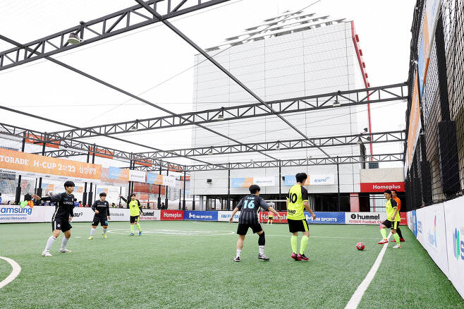 2일 홈플러스 동대문점 옥상 풋살장에서 열린 ‘H-CUP 2022 풋살대회’에서 여자 선수들이 풋살경기를 즐기는 모습(홈플러스 제공)