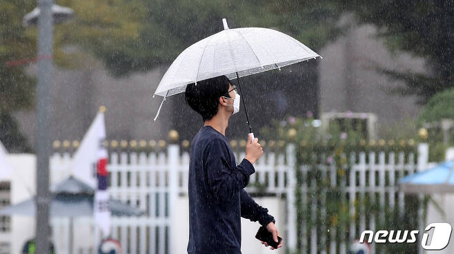 개천절 연휴 마지막 날인 3일 서울 광화문 인근에서 우산 쓴 시민들이 발걸음을 재촉하고 있다. 2022.10.3/뉴스1 ⓒ News1 박지혜 기자