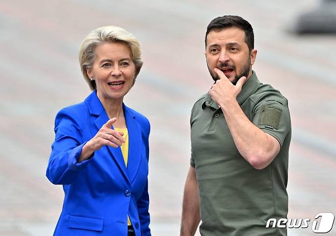 볼로디미르 젤렌스키 우크라이나 대통령이 15일(현지시간) 키이우를 3번째 방문한 우르줄라 폰데어라이엔 EU 집행위원장과 기자회견을 마치고 얘기를 하고 있다. ⓒ AFP=뉴스1 ⓒ News1 우동명 기자