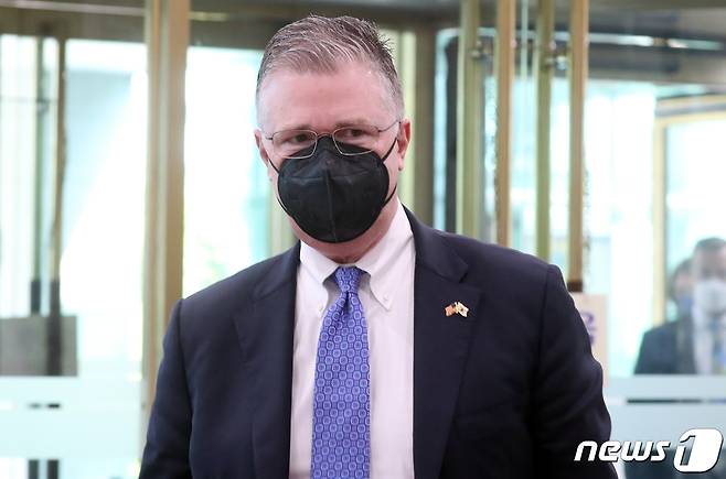대니얼 크리튼브링크 미국 국무부 동아시아태평양 담당 차관보가 26일 서울 종로구 정부서울청사 별관에서 여승배 외교부 차관보와 한미 외교차관보 회담을 갖기 위해 이동하고 있다. 2022.8.26/뉴스1 ⓒ News1 김명섭 기자