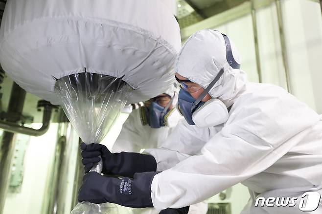 SK바이오텍 관계자가 세종공장에서 생산된 최종 제품을 포장하고 있다