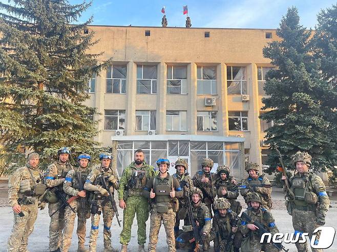 우크라이나군이 1일(현지시간) 도네츠크주 리만을 탈환한 후 기념 촬영을 하고 있다. 2022.10.01/뉴스1 ⓒ 로이터=뉴스1 ⓒ News1 김민수 기자