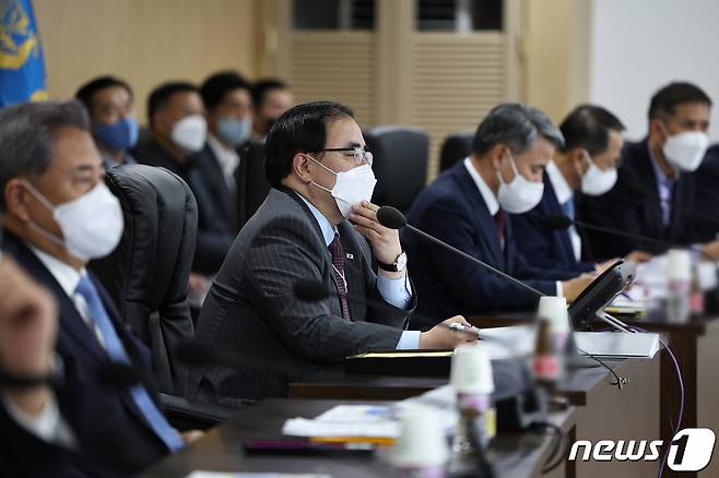 김성한 국가안보실장이 28일 오후 용산 대통령실 국가위기관리센터에서 북한의 단거리 탄도미사일 2발 발사와 관련, 긴급 국가안전보장회의(NSC) 상임위원회를 주재하고 있다. (대통령실 제공) 2022.9.28/뉴스1 ⓒ News1 안은나 기자