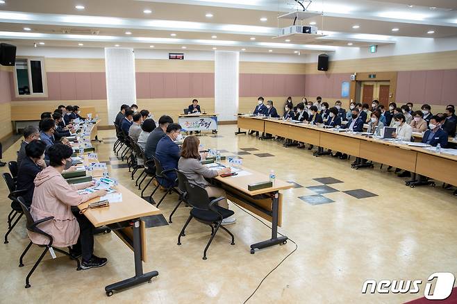 충북 증평군 민선 6기 공약이행평가단이 4일 군청 대회의실에서 위촉식을 마친 뒤 회의를 하고 있다.(증평군 제공).2022.10.4/뉴스1