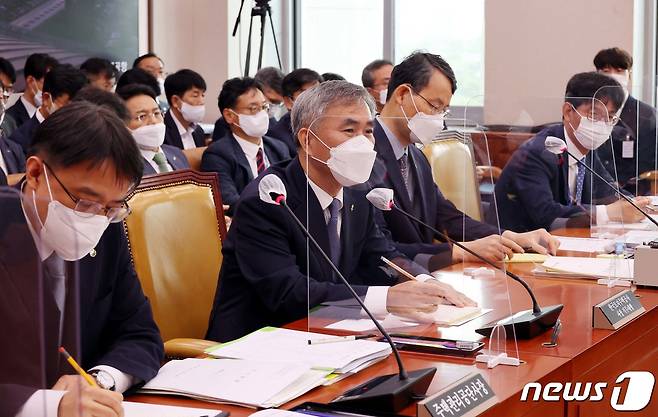 이정관 한국토지주택공사(LH) 사장 직무대행이 4일 서울 여의도 국회에서 열린 국토교통위원회 국정감사에 출석해 의원 질의에 답하고 있다. (공동취재) 2022.10.4/뉴스1 ⓒ News1 유승관 기자