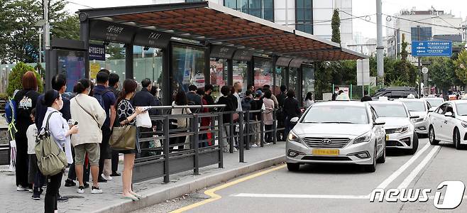 '심야 택시난 완화 대책'이 발표된 4일 오후 서울 중구 서울역 택시승강장에서 시민들이 택시를 기다리고 있다. 코로나19 기간 택시업계 인력 유출이 '심야 택시 대란'으로 이어진 가운데 정부가 심야 호출료를 인상하고 택시 부제 등 묵은 규제를 대폭 완화하는 대책을 내놨다. 특히 10월 중 수도권 심야시간 택시 호출료를 최대 5000원까지 인상하기로 했는데, 인상분이 실제 택시기사 수익 상승에 따른 인력 충원으로 이어질지 주목된다. 2022.10.4/뉴스1 ⓒ News1 박지혜 기자