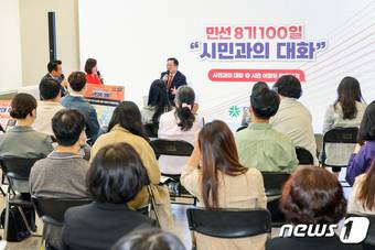 이장우 대전시장이 4일 민선8기 취임 100일을 맞아 시민들과 대화를 나누고 있다.(대전시 제공) ⓒ News1 김경훈 기자