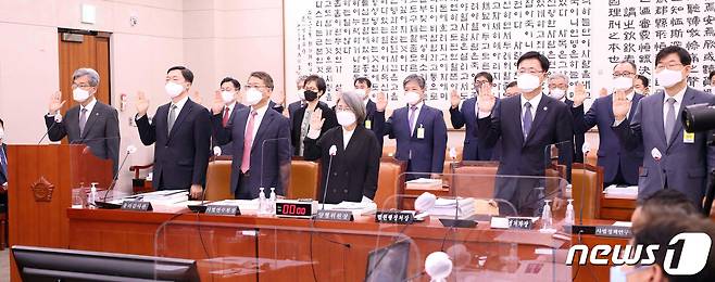 4일 서울 여의도 국회에서 열린 대법원 등에 대한 법제사법위원회 국정감사에서 김상환 법원행정처장(왼쪽)과 증인들이 선서를 하고 있다. (공동취재) 2022.10.4/뉴스1 ⓒ News1 유승관 기자
