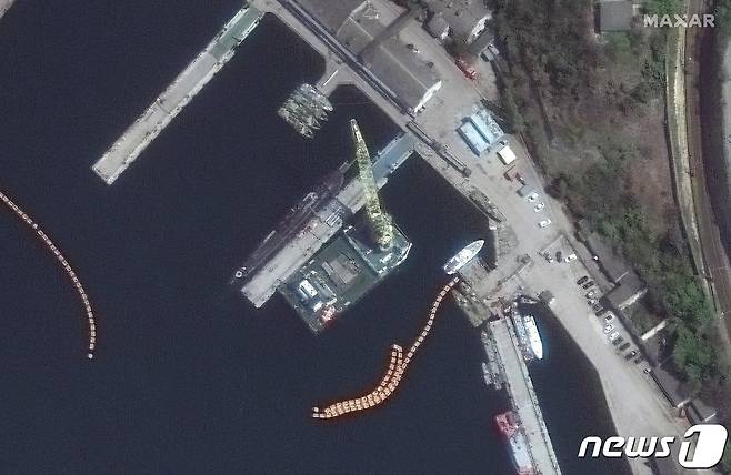 지난달 29일 크림반도 세바스토폴 흑해 항구에서 잠수함에 순항미사일이 탑재된 모습이 미 맥사 테크놀로지 촬영 위성사진에 포착됐다. (사진은 기사 내용과 무관함) / 뉴스1 ⓒ News1 2022. 4. 29. ⓒ 로이터=뉴스1 ⓒ News1 최서윤 기자