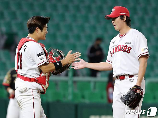 20일 오후 인천시 미추홀구 SSG 랜더스필드에서 열린 프로야구 '2022 신한은행 SOL KBO리그' kt 위즈와 SSG 랜더스의 경기, 4대2로 승리를 거둔 SSG의 포수 김민식과 마무리 문승원이 승리의 기쁨을 나누고 있다. 2022.9.20/뉴스1 ⓒ News1 김진환 기자