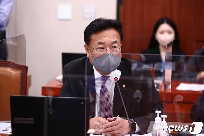 정진석 국민의힘 비상대책위원장이 4일 서울 여의도 국회 외교통일위원회 회의실에서 열린 국정감사에서 의사진행 발언을 하고 있다. (공동취재) 2022.10.4/뉴스1 ⓒ News1 유승관 기자