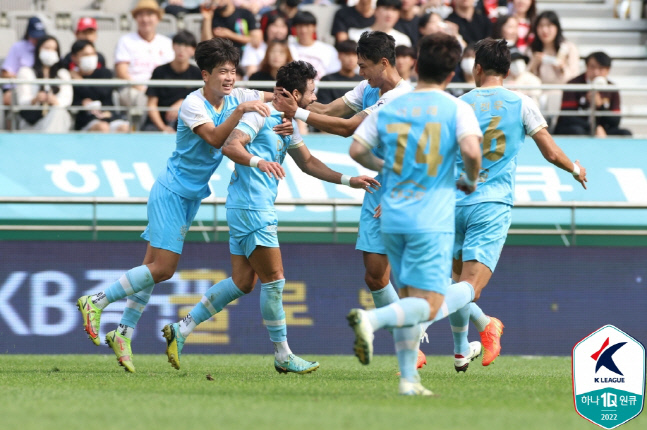 대구 세징야(왼쪽에서 두 번째)가 2일 서울전에서 선제골을 넣고 동료들과 기쁨을 나누고 있다. 제공 | 한국프로축구연맹