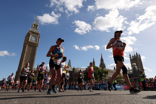 2022 런던 마라톤 참가자들이 2일(현지시간) 영국 런던의 명물 빅벤 시계탑을 지나 달리고 있다. 런던 | 로이터연합뉴스