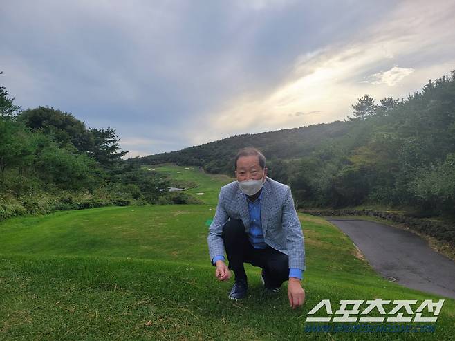 이유성 제주 서귀포 우리들CC 대표는 "매출이 100억원을 돌파해 200% 보너스를 지급했을 때, 우승했을 때보다 기뻤다"고 했다. 잔디 상태를 살펴보고 있는 이 대표. 서귀포=민창기 기자
