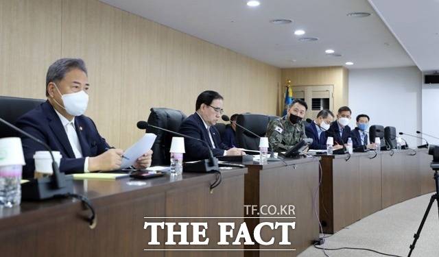 NSC 상임위는 4일 북한의 중거리 탄도미사일 발사에 대해 "명백한 유엔 안보리 결의 위반"이라며 강력 규탄했다. 지난 1일 김성한 국가안보실장 주재로 용산 대통령실 국가위기관리센터에서 NSC 상임위가 열린 모습. /대통령실 제공