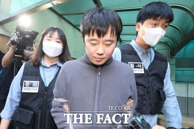 '신당역 스토킹 살인사건'의 피의자 전주환이 서울 중구 남대문경찰서에서 검찰로 송치되고 있다. /이동률 기자