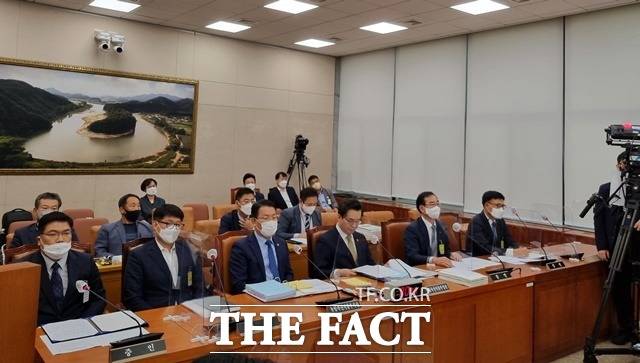 4일 오후 여의도 국회에서 열린 농림축산식품해양수산위원회가 개최한 국정감사에 참석한 임형찬 CJ제일제당 부사장(왼쪽부터)과 박민규 오리온농협 대표이사, 박상규 농심미분 대표이사(오른쪽에서 두 번째), 황성만 오뚜기 대표이사(맨 오른쪽). /국회=이선영 기자