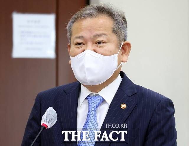 이 장관은 "경찰 지휘규칙은 경찰위원회의 심의·의결 대상이 아니고, 행안부와 경찰 사이의 업무 절차를 규정한 것에 불과하다"고 설명했다./뉴시스