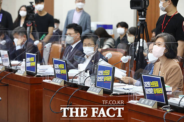 4일 국회에서 열린 교육위원회의 교육부 등에 대한 국정감사에서 더불어민주당 의원들이 '김건희 논문표절 증인들은 출석하라!'는 문구가 적힌 피켓을 컴퓨터에 붙여놓고 있다./남윤호 기자